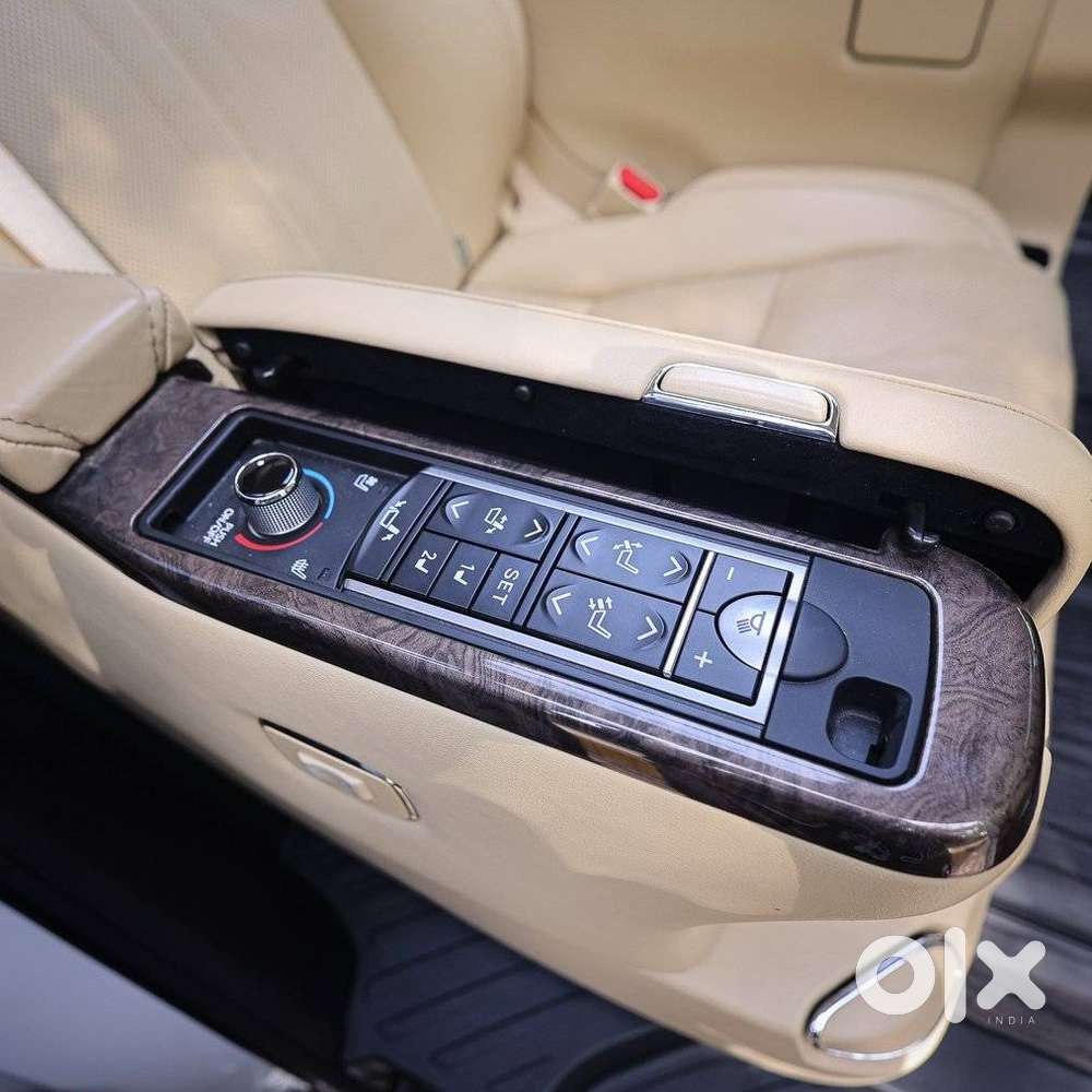 Toyota Vellfire 2.5 Executive Lounge, 2023, Petrol