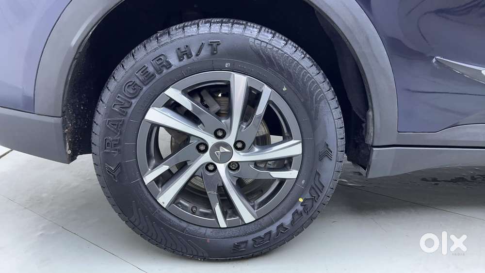 Mahindra Xuv700 2.0 Ax 5 Petrol Mt Str, 2022, Petrol