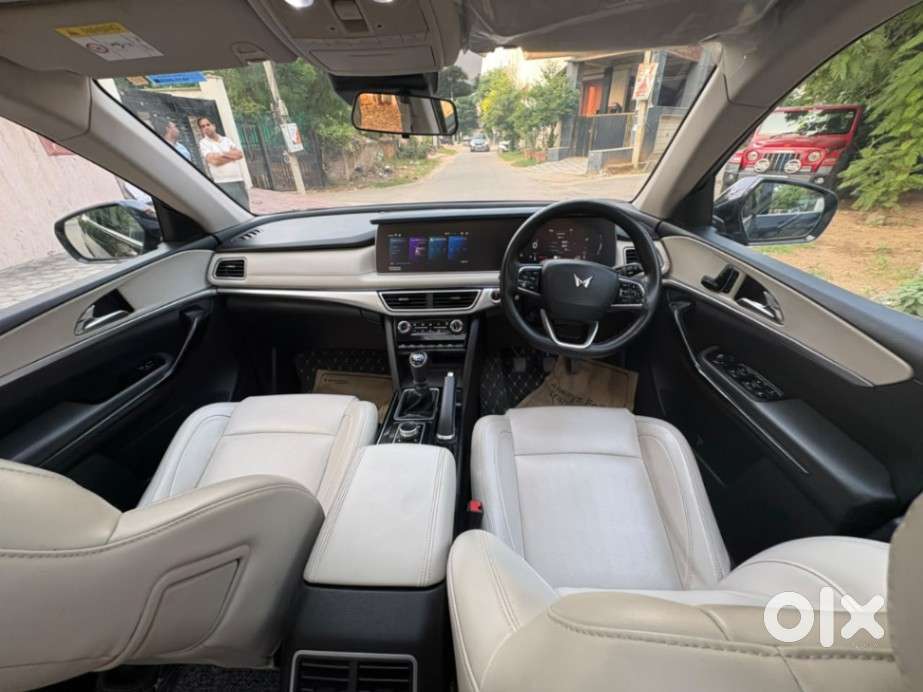 Mahindra Xuv700 2.0 Ax 7 Petrol Mt Str, 2023, Petrol
