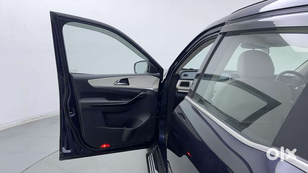 Mahindra Xuv700 2.0 Ax 7 Petrol At Str, 2022, Petrol