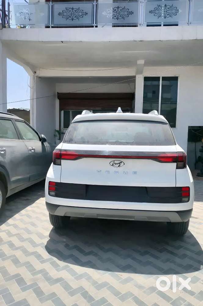 New Hyundai Venue 2025 Petrol 4500 Km Driven