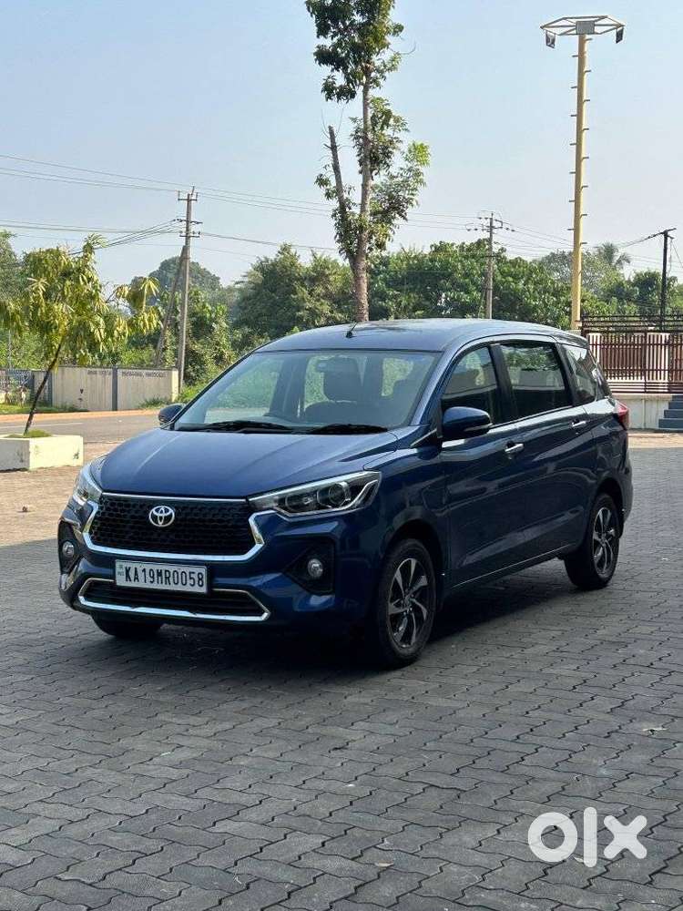 Toyota Rumion V Petrol Automatic Dual Tone, 2025, Petrol