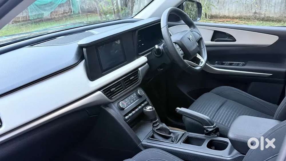 Mahindra Xuv700 2024 Petrol 15000 Km Driven 7 Seater