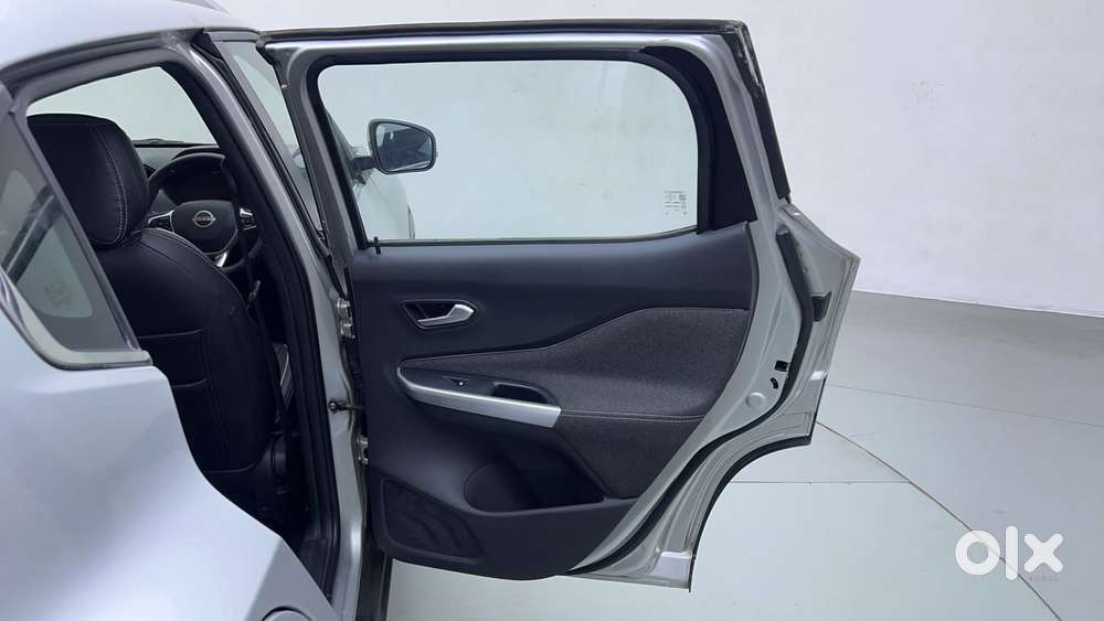 Nissan Magnite 1.0 Xv Premium, 2022, Petrol