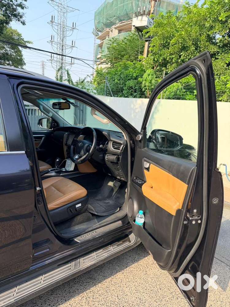 2022 Toyota Fortuner 4*4 At (black Crystalline Shine)