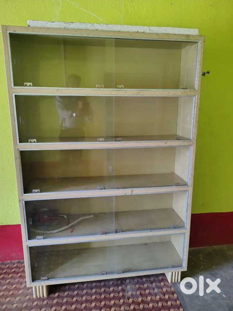 3 STEEL SHOWCASE ALMIRA AND 1 COUNTER DESK