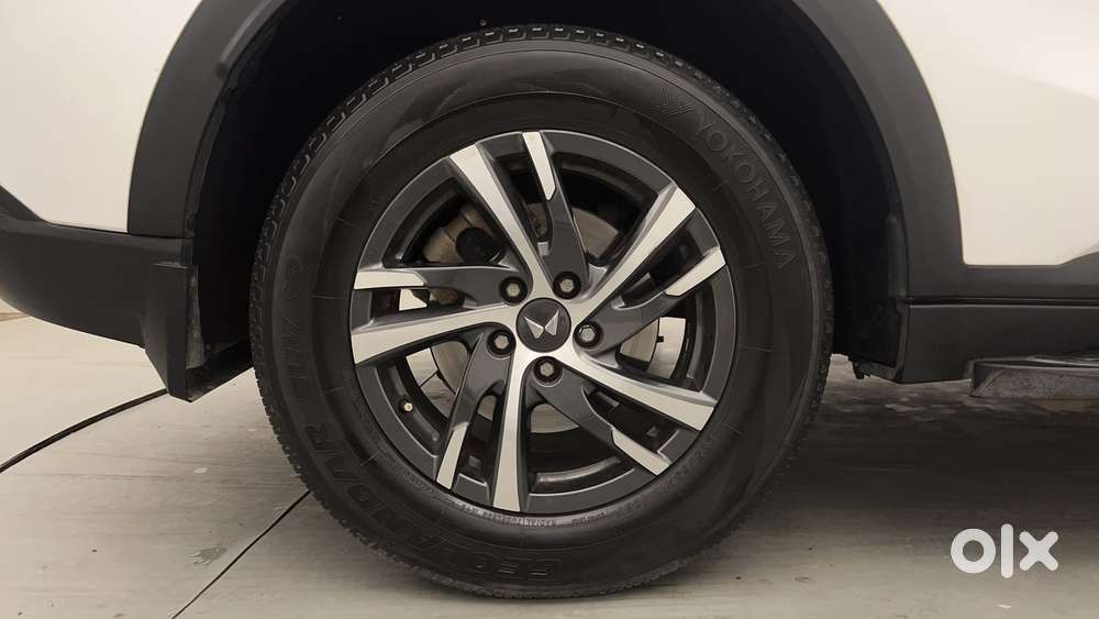 Mahindra Xuv700 2.0 Ax 3 Petrol At 5 Str, 2023, Petrol