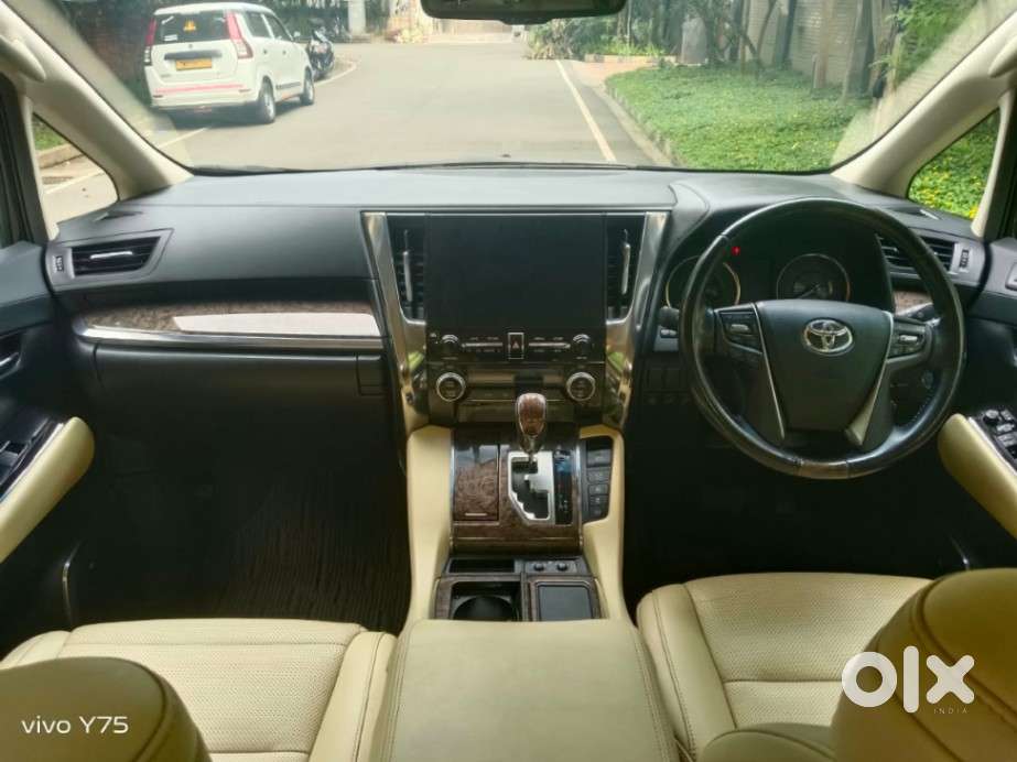 Toyota Vellfire 2.5 Executive Lounge, 2021, Cng & Hybrids
