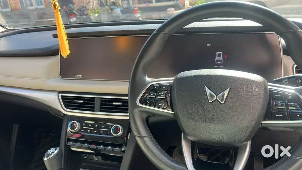 Mahindra Xuv700 2023 Diesel 27000 Km Driven