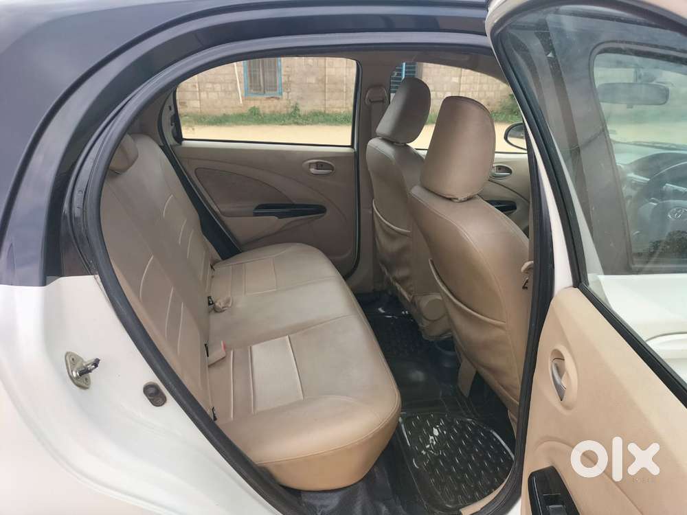 Toyota Etios Liva V Dual Tone, 2017, Petrol