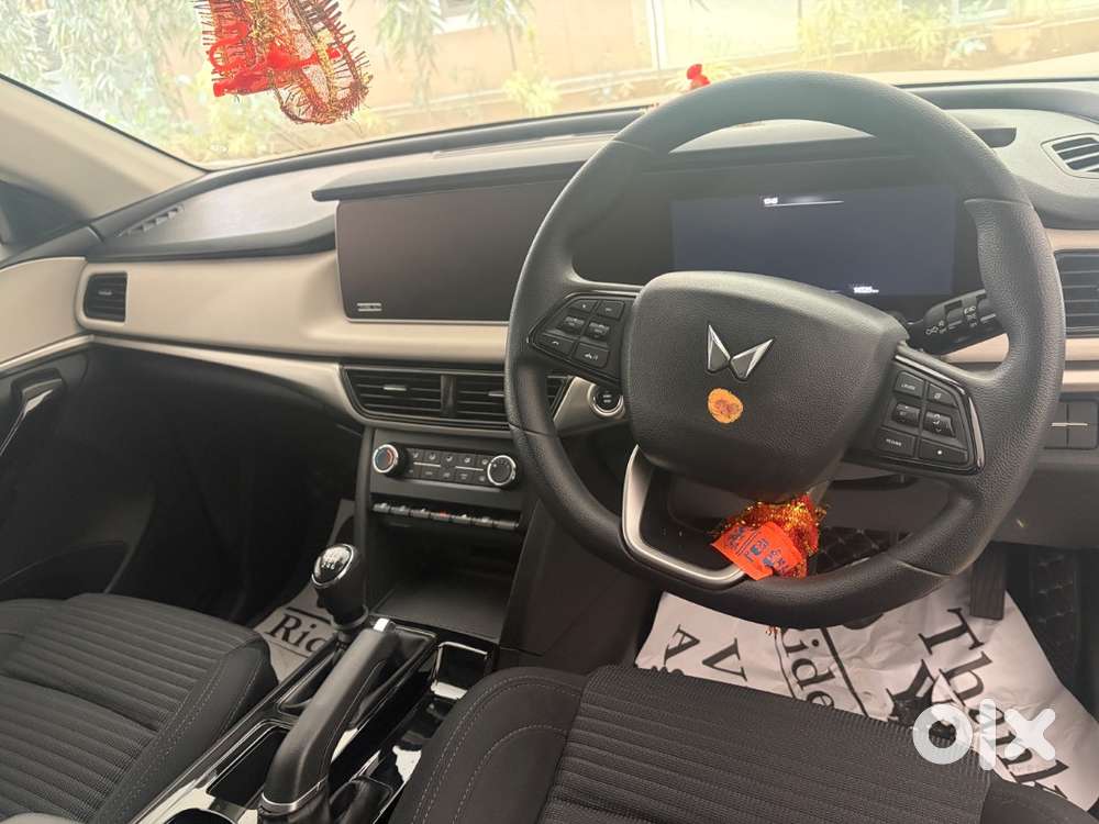 Mahindra Xuv700 2025 Petrol 15000 Km Driven