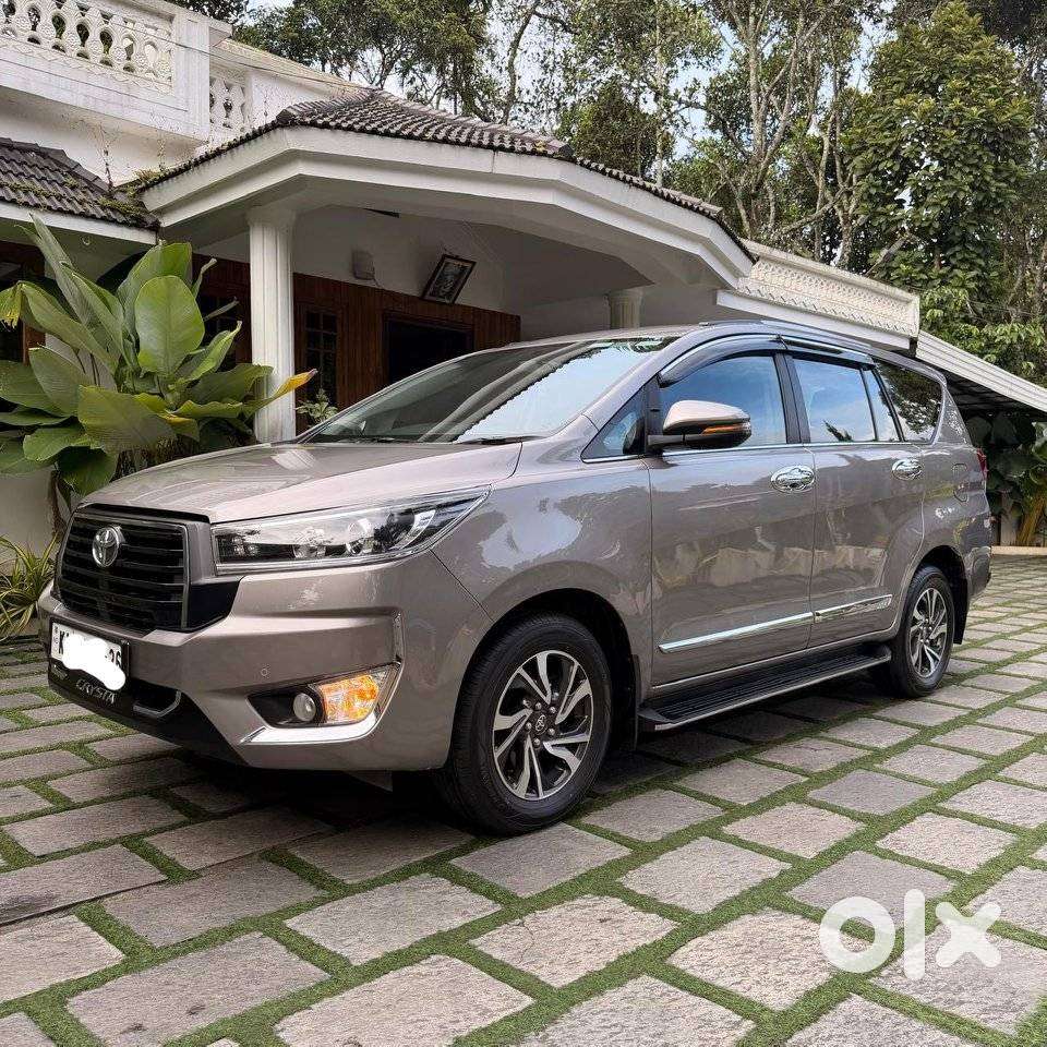 Toyota Innova Crysta 2.4 V, 2023