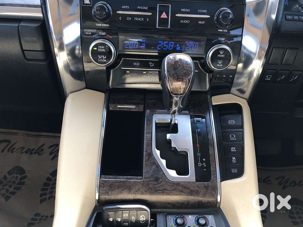 Toyota Vellfire 2.5 Executive Lounge, 2023, Cng & Hybrids