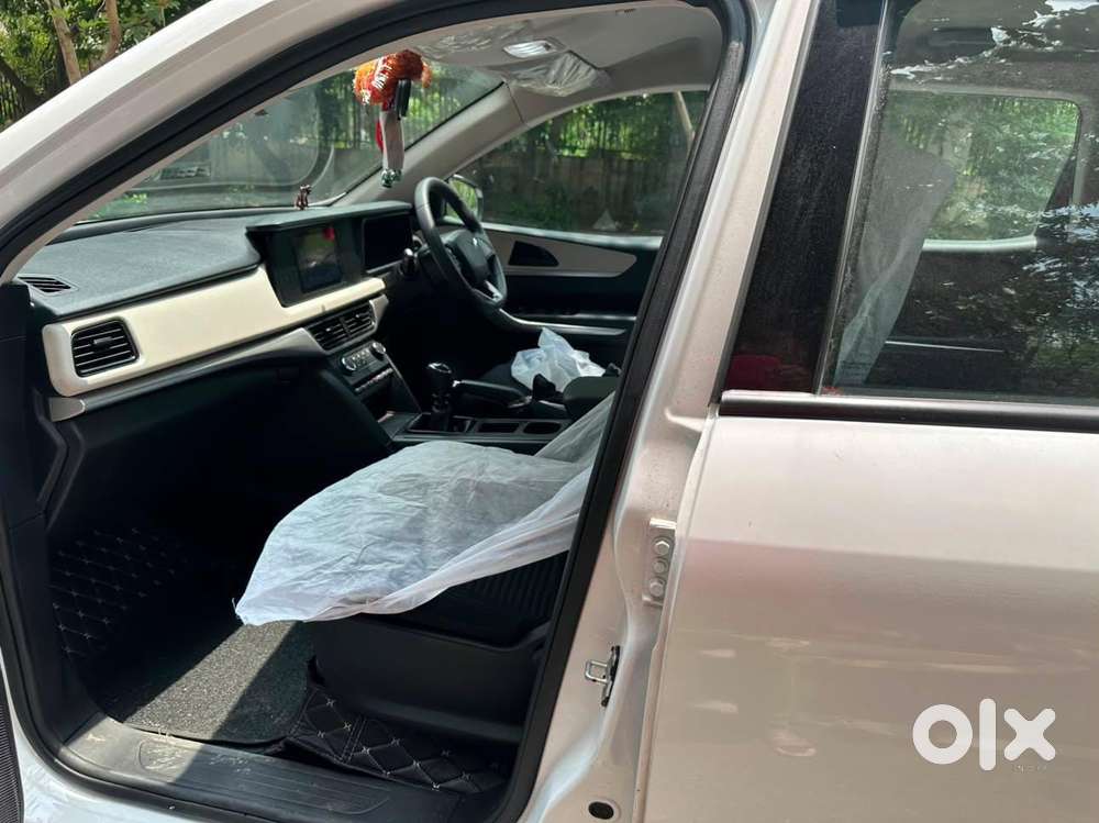 Mahindra Xuv700 2.0 Mx Petrol Mt 5 Str, 2022, Petrol