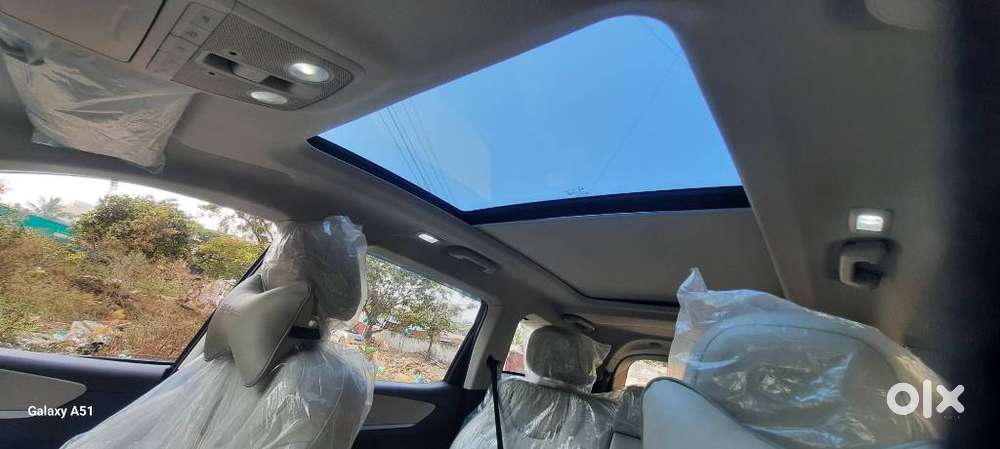 Mahindra Xuv700 2.0 Ax 7 Petrol Mt Str, 2025, Petrol