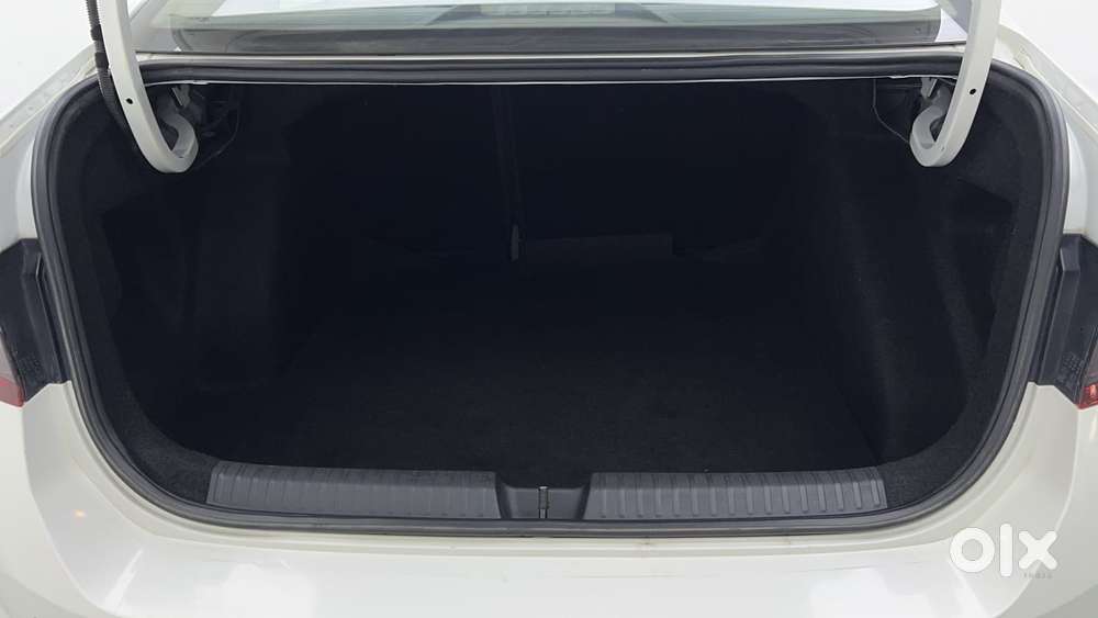 Skoda Slavia Style 1.0l Tsi At, 2022, Petrol