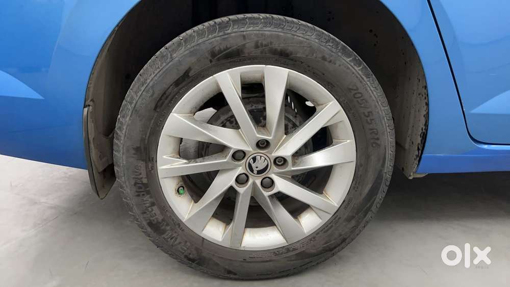 Skoda Slavia Ambition 1.0l Tsi At, 2023, Petrol