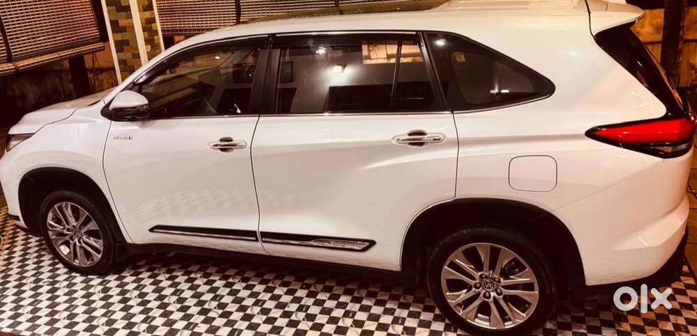 Toyota Innova Hycross 2.0 Zx (o) Hybrid 7 Str, 2023, Petrol