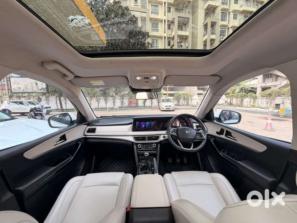 Mahindra Xuv700 2.0 Ax 7 Petrol Mt Str, 2022, Petrol