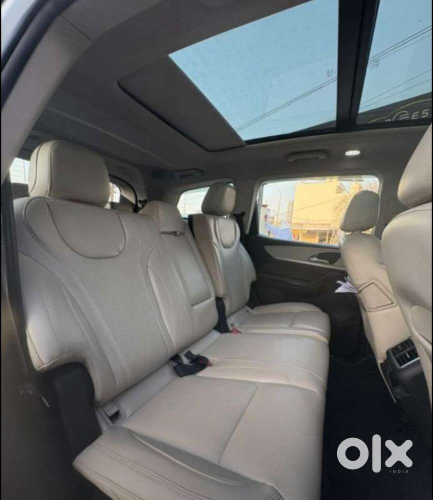 Mahindra Xuv700 Ax7l 6 Str At, 2023, Petrol
