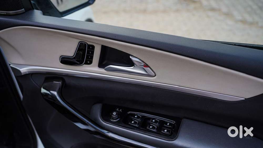 Mahindra Xuv700 2.0 Ax 7 Petrol At Str, 2022, Petrol