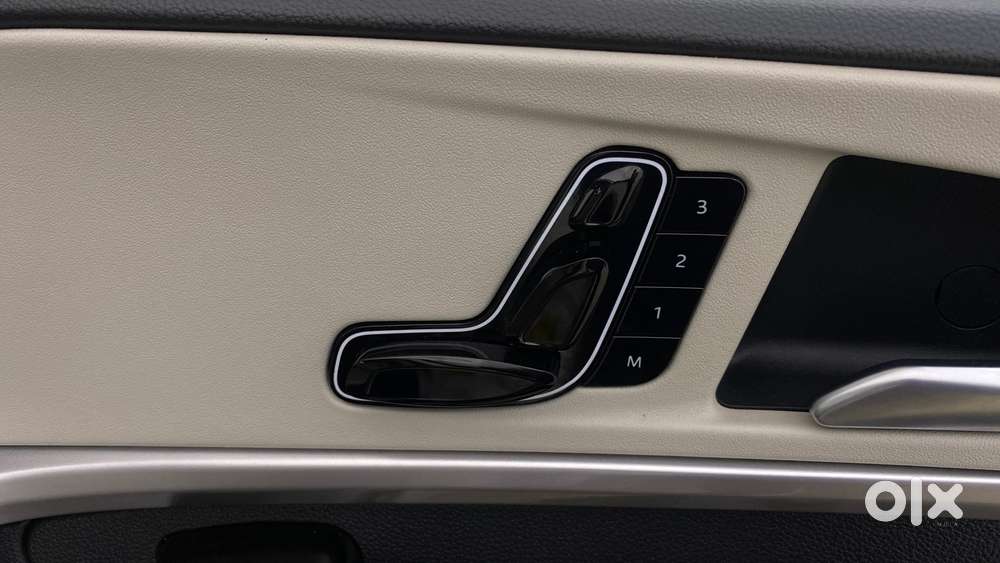 Mahindra Xuv700 2.0 Ax 7 Petrol Mt Str, 2024, Petrol