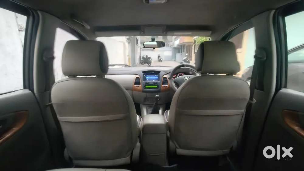 Toyota Innova 2010 2.5v 8 Seater