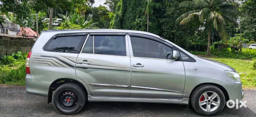 Premium Toyota Innova 2.5 G (2015)  New Insurance & Battery  Well-ma