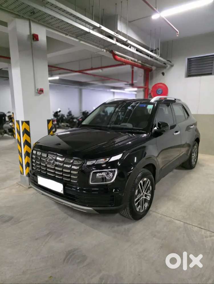 Hyundai Venue 2024 Petrol Well Maintained