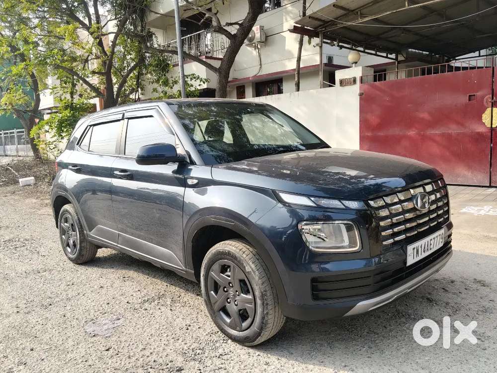 Hyundai Venue 2023 Petrol 33000 Km Driven Single Owner