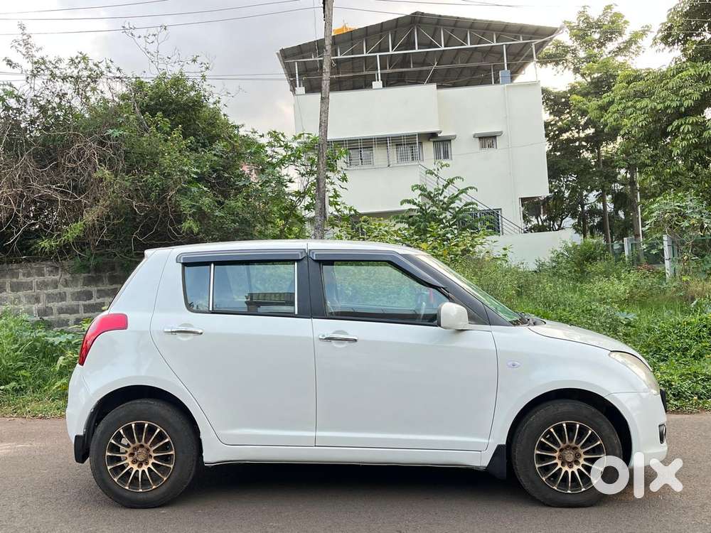 Maruti Suzuki Swift Lxi Bsiii, 2010, Petrol