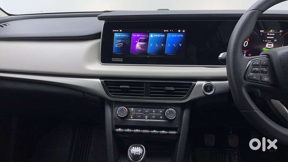 Mahindra Xuv700 2.0 Ax 5 Petrol Mt 7 Str, 2025, Petrol