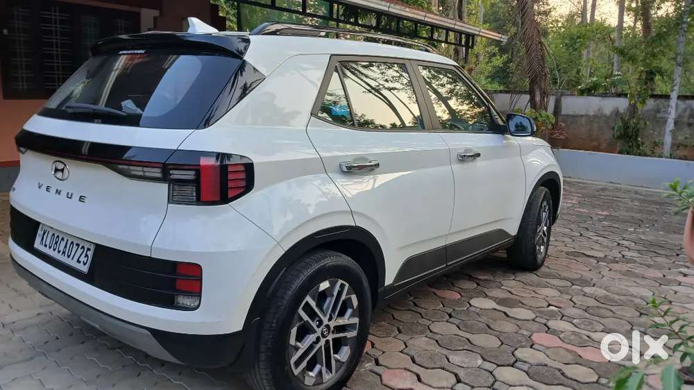 Hyundai Venue 2023 Diesel 22430 Km Driven
