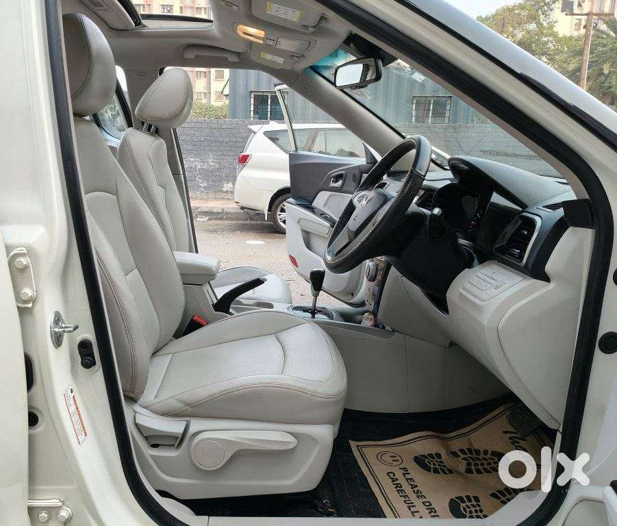 Mahindra Xuv300 1.2 W8 (o) Amt Petrol, 2023, Petrol