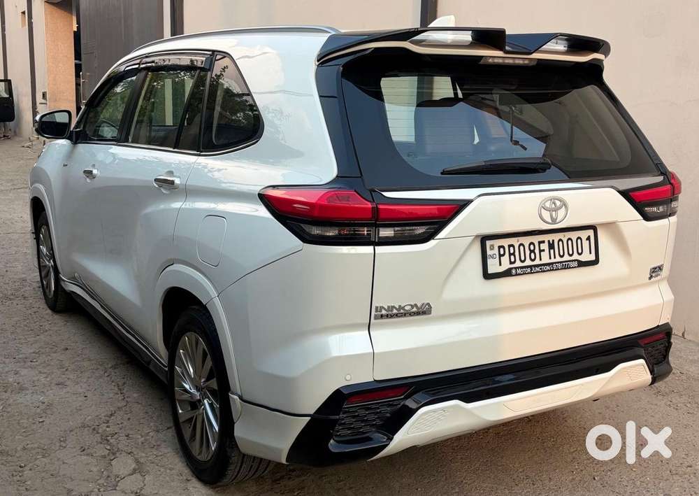 Toyota Innova Hycross, 2025, Petrol
