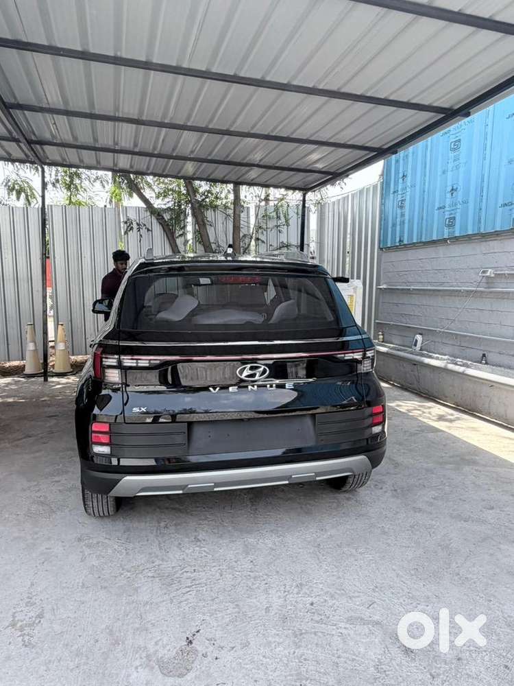 Hyundai Venue 2025 Petrol Well Maintained