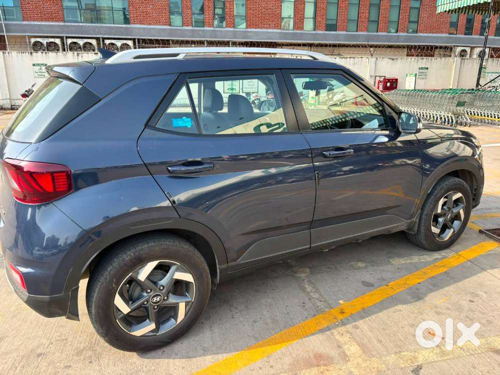 Hyundai Venue 2019 Petrol 75000 Km Driven