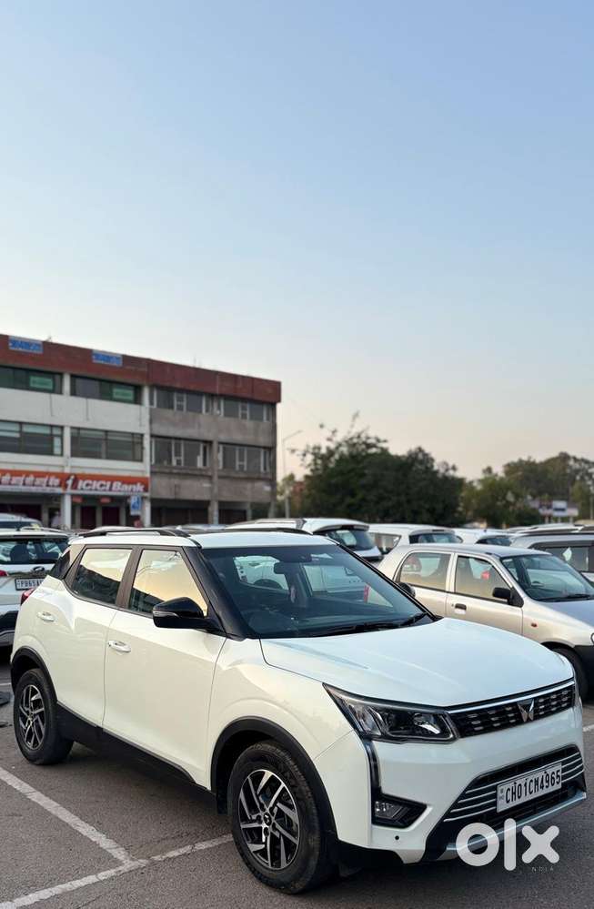 Mahindra Tuv 300 T8, 2022, Petrol