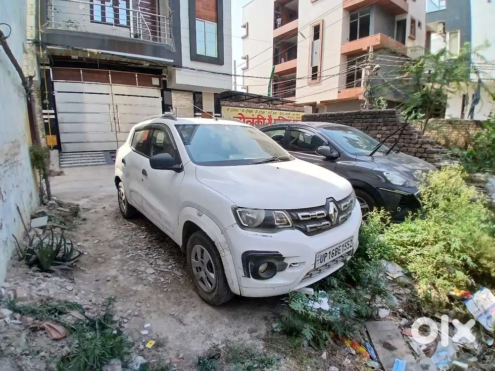 Kwid Car (white)