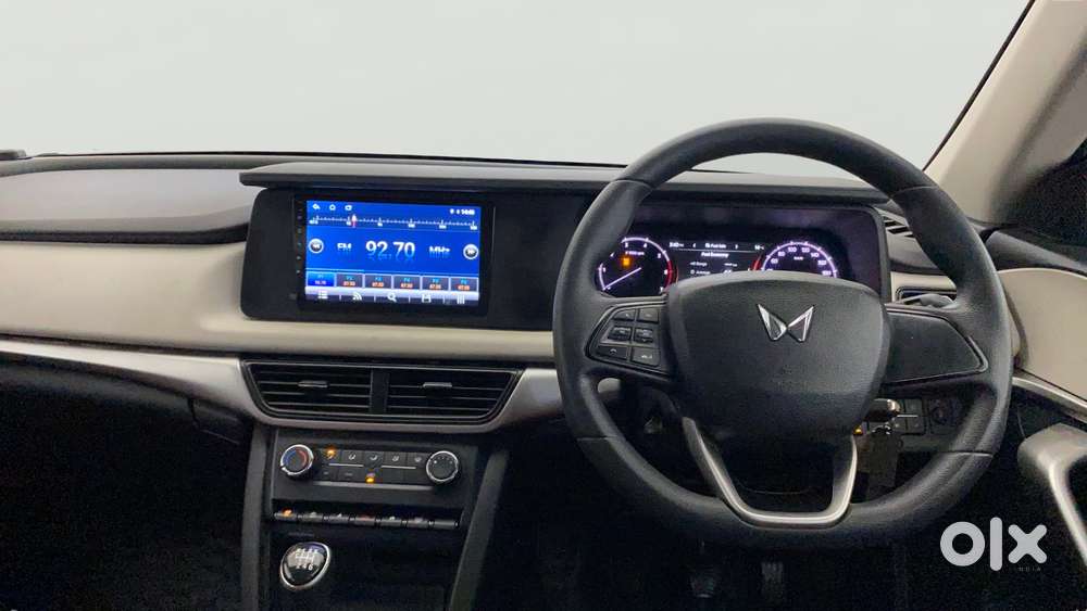 Mahindra Xuv700 2.0 Mx Petrol Mt 5 Str, 2023, Petrol