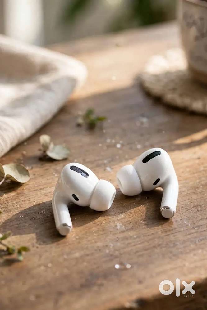 Ear bud Pro White + Blue Case - Like New..urgent selling sirf ₹160 mei