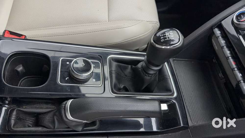 Mahindra Xuv700 2.0 Ax 7 Petrol Mt Str, 2023, Petrol