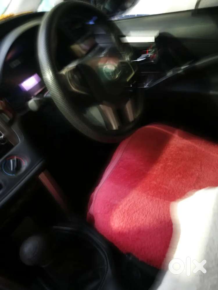 Toyota Innova Crysta G Model 8 Seater White Colour