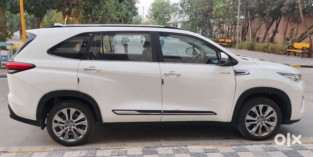 Toyota Innova Hycross 2.0 Zx Hybrid 7 Str, 2023, Petrol