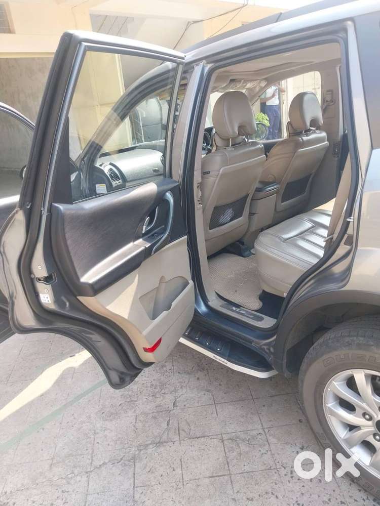 Mahindra Xuv 500 W10