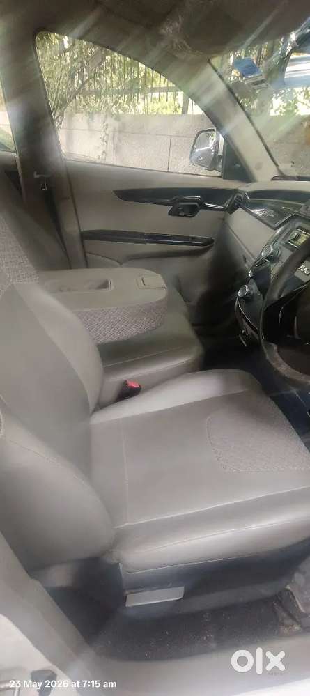 Mahindra Kuv 100 Metallic White K4 2017 Petrol 6 Seater