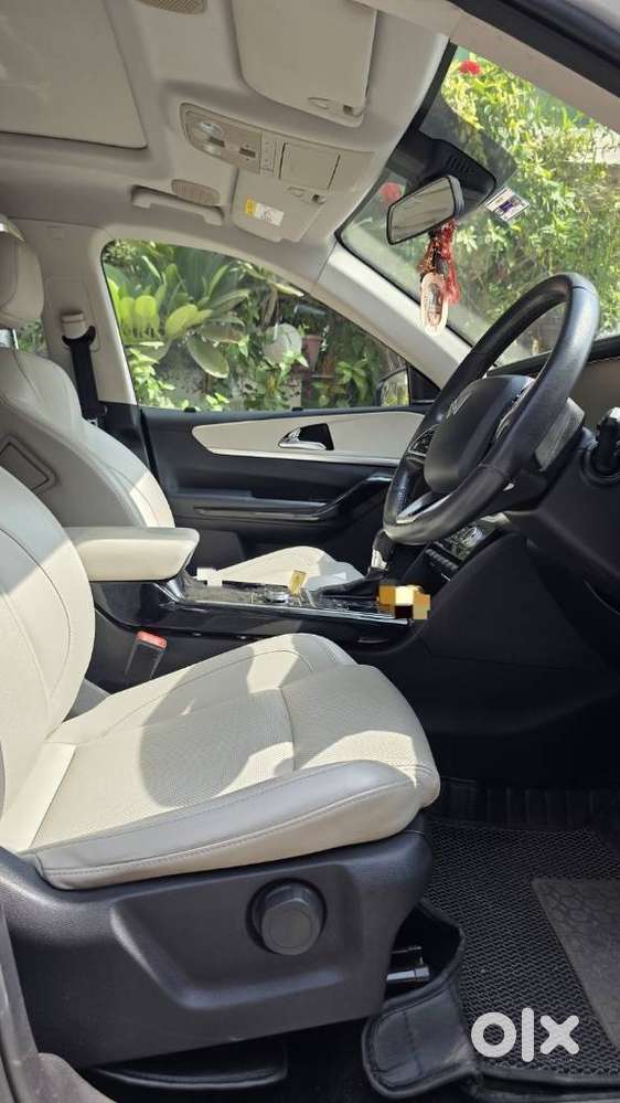 Mahindra Xuv700 2.0 Ax 7 Petrol At Str, 2022, Petrol