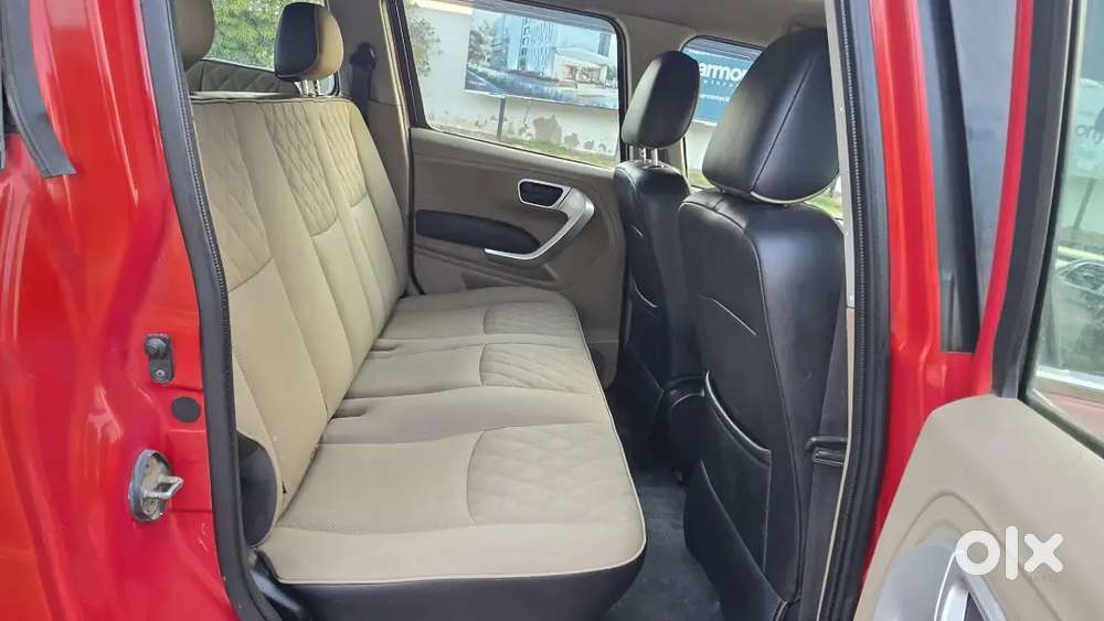 Mahindra Tuv 300 2018 Dual Tone