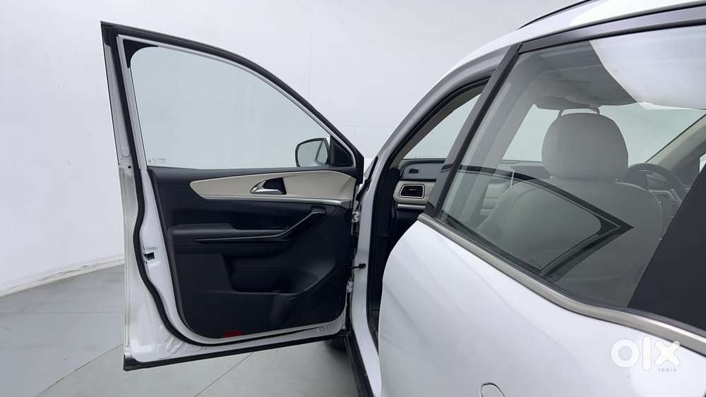 Mahindra Xuv700 2.0 Ax 7 Petrol At Str, 2022, Petrol