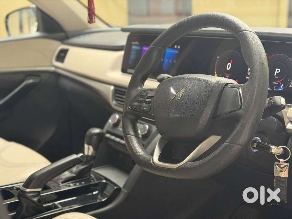 Mahindra Xuv700 2.0 Ax 5 Petrol At Str, 2022, Petrol